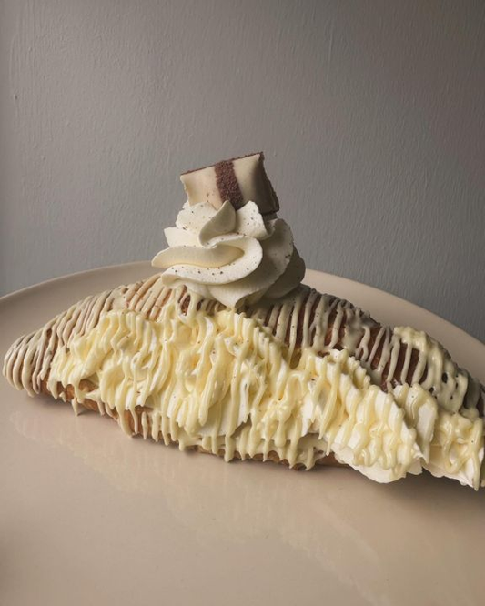 Bueno White Cheesecake Filled Croissant